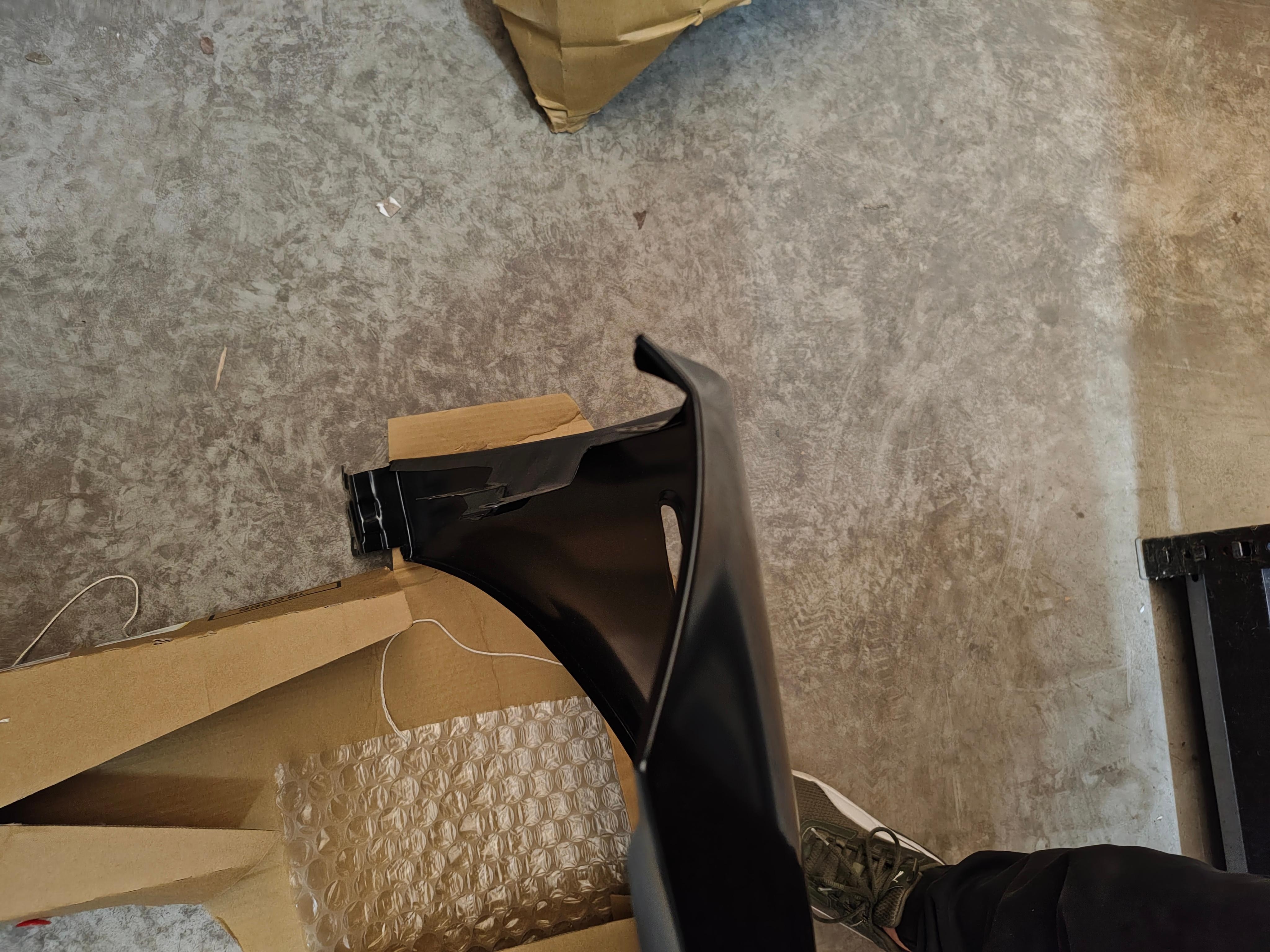 Aripa fata Audi A4 (B7), 11.2004-03.2008, partea Stanga, cu gaura pentru semnalizare, 8E0821105D, 133501 -INDOITA LA COLTURI