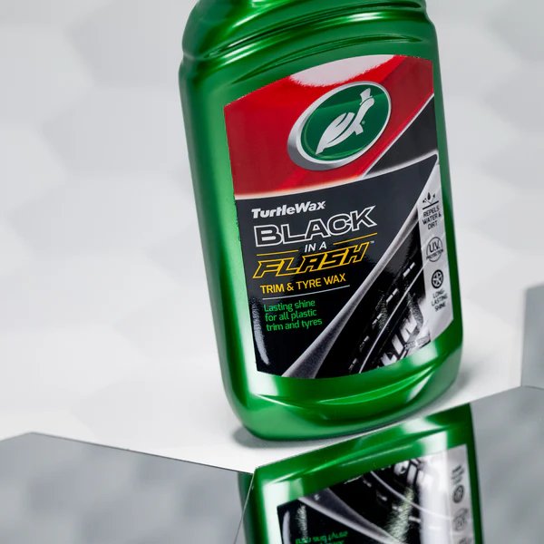 Solutie pentru restaurat elemente plastic exterior si anvelope Turtle Wax 52855 GL Black in A Flash 300ml