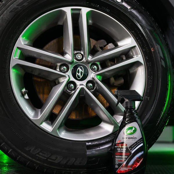 Solutie intretinere si luciu anvelope Turtle Wax HS Tyre Shine 680ml, aspect negru intens, protectie UV