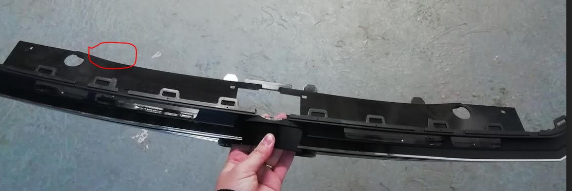 Grila radiator, masca fata Vw Passat (B8), 08.2014-, parte montare centrala, crom/negru/crom, 95D305-1, Aftermarket , 2 CLEME RUPTE VEZI POZE