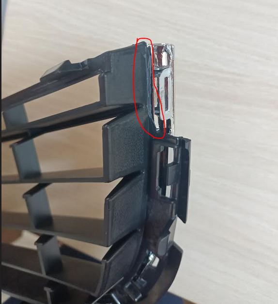 Grila bara fata Vw Golf 6 Highline 10.2008-2013; Mijloc 5K0853677A , cu ornament cromat - CLEMA RUPTA VEZI POZE