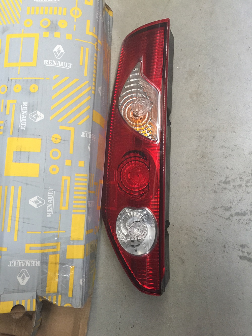 Lampa spate Renault Kangoo 02.2008- , stanga, originala 8200419941 , cu o singura usa (cu defect - vezi foto)