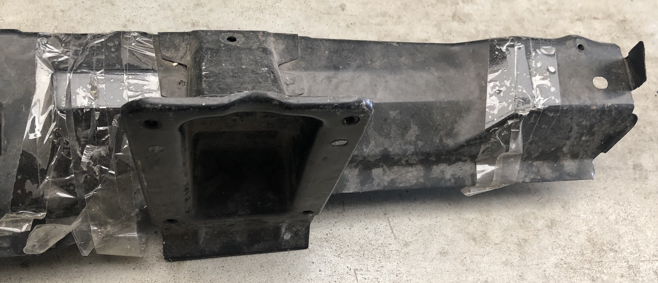 Traversa inferioara parbriz Dacia Solenza , Logan OE 6001546015 , suport