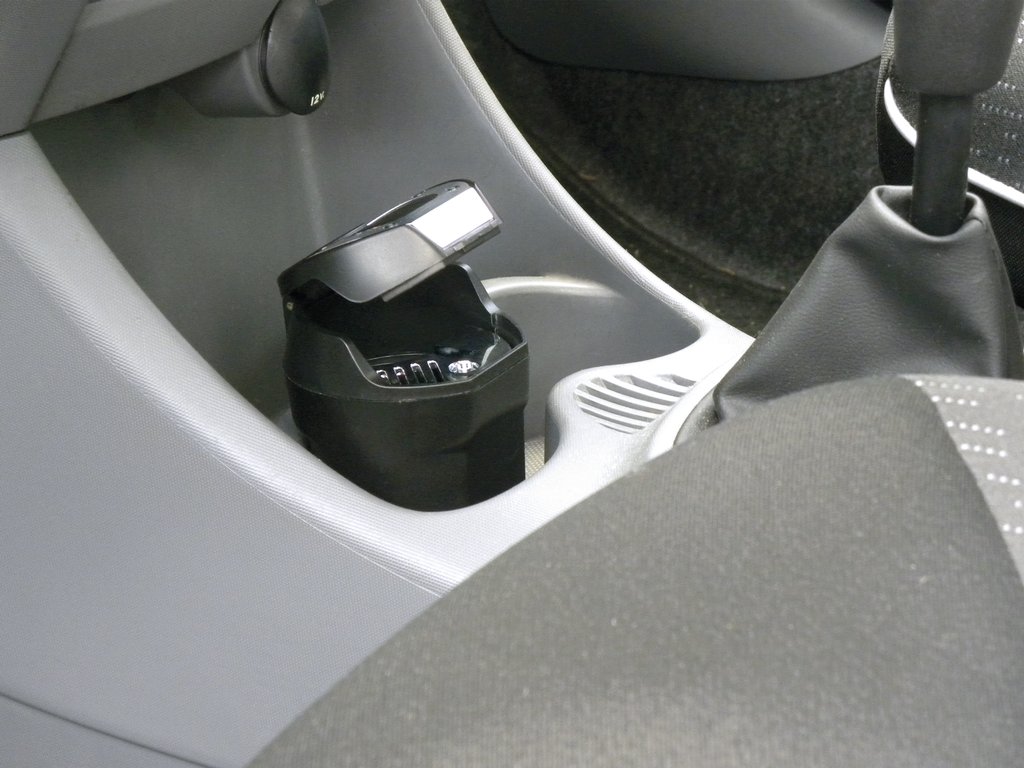 Scrumiera auto suplimentara Carpoint fixare cu banda velcro in suportul de pahar