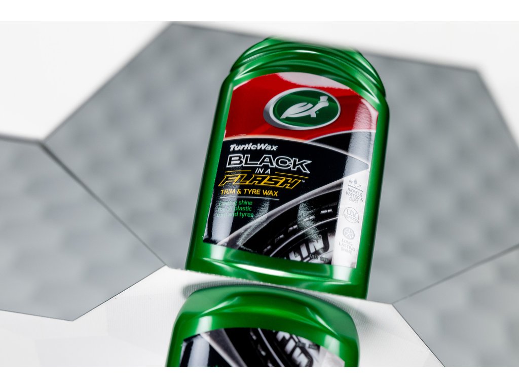 Solutie pentru restaurat elemente plastic exterior si anvelope Turtle Wax 52855 GL Black in A Flash 300ml
