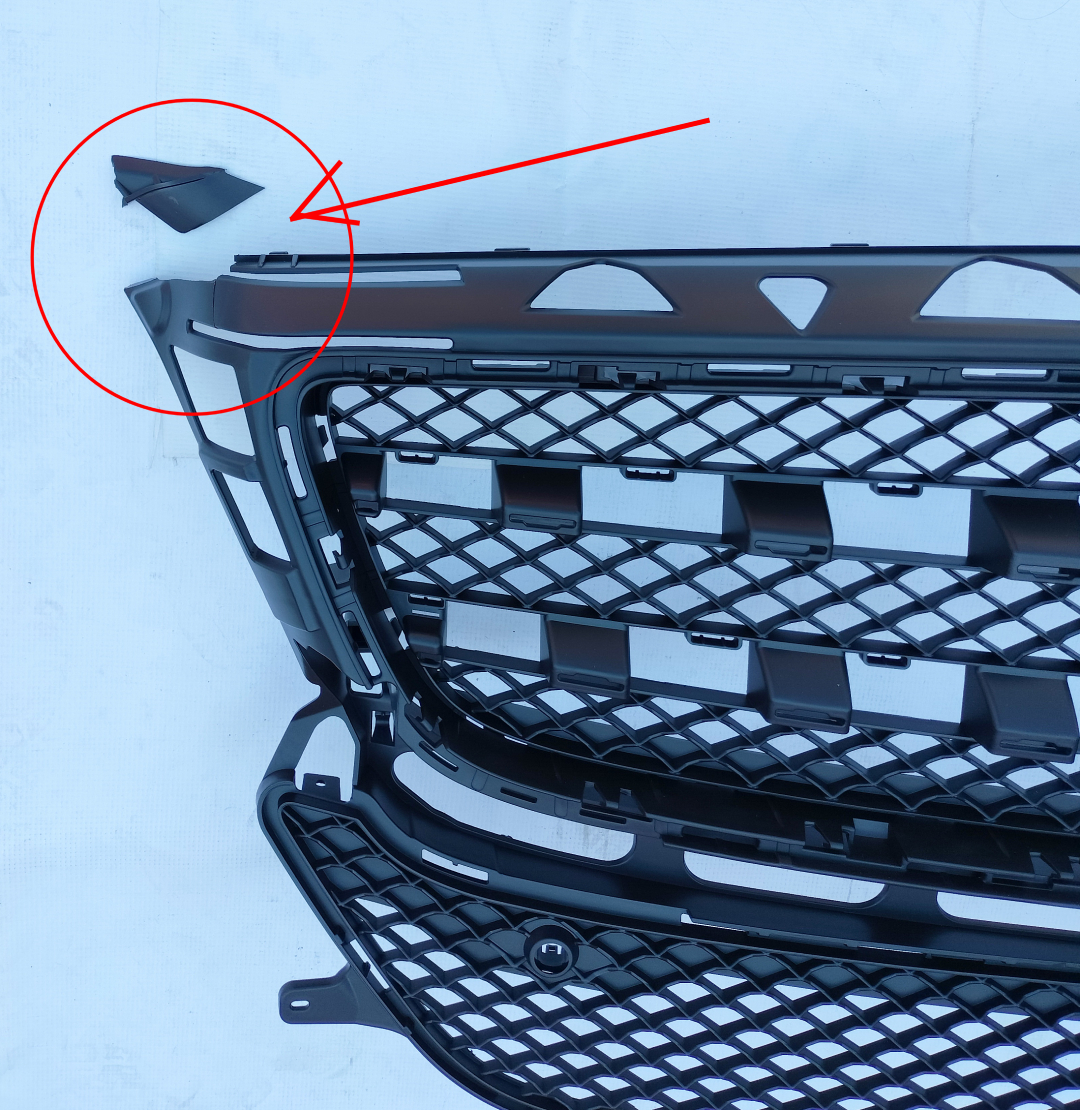 Grila radiator Mercedes Clasa CLS (C218), 01.2011-04.2018, interior, cu gauri pentru senzori de parcare, 2188850165, 50G105; COLT RUPT, VEZI POZA