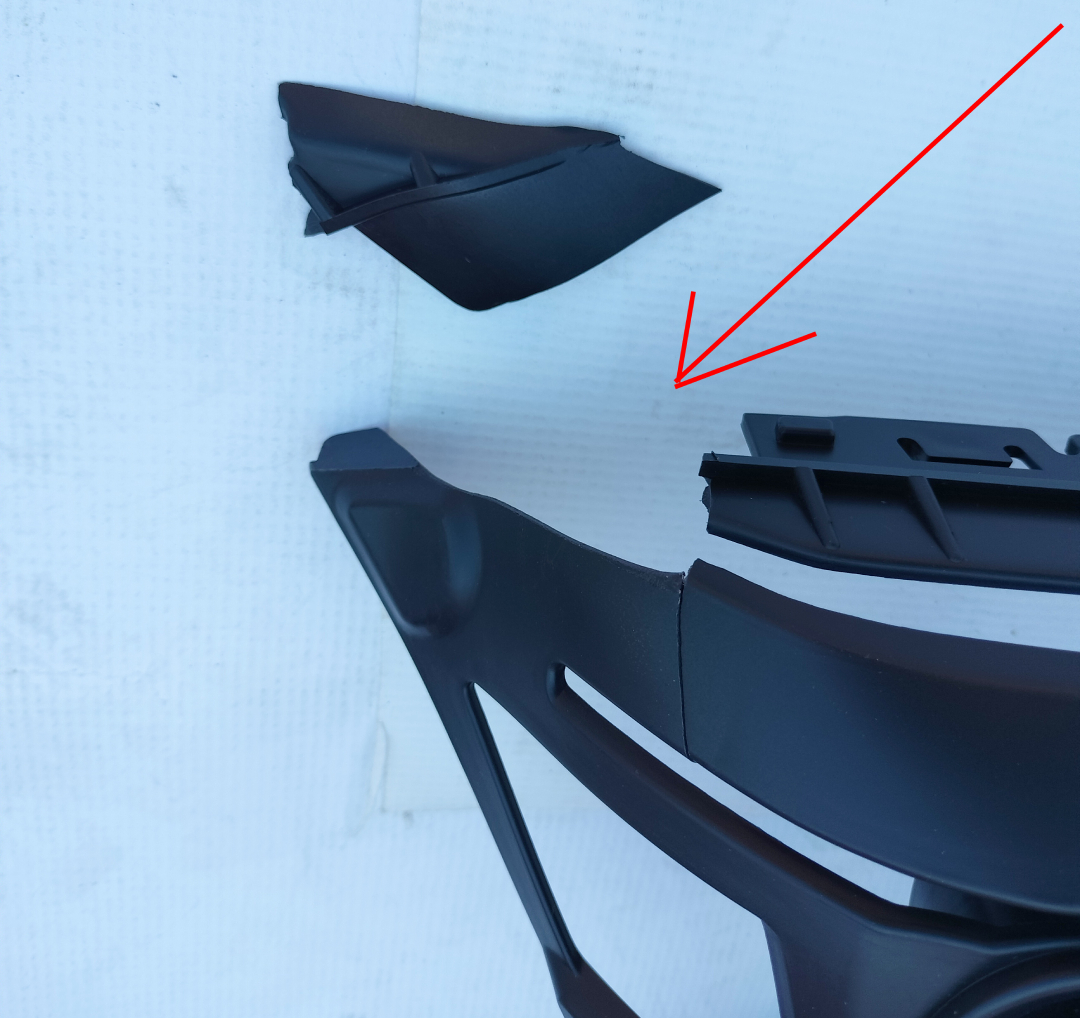 Grila radiator Mercedes Clasa CLS (C218), 01.2011-04.2018, interior, cu gauri pentru senzori de parcare, 2188850165, 50G105; COLT RUPT, VEZI POZA