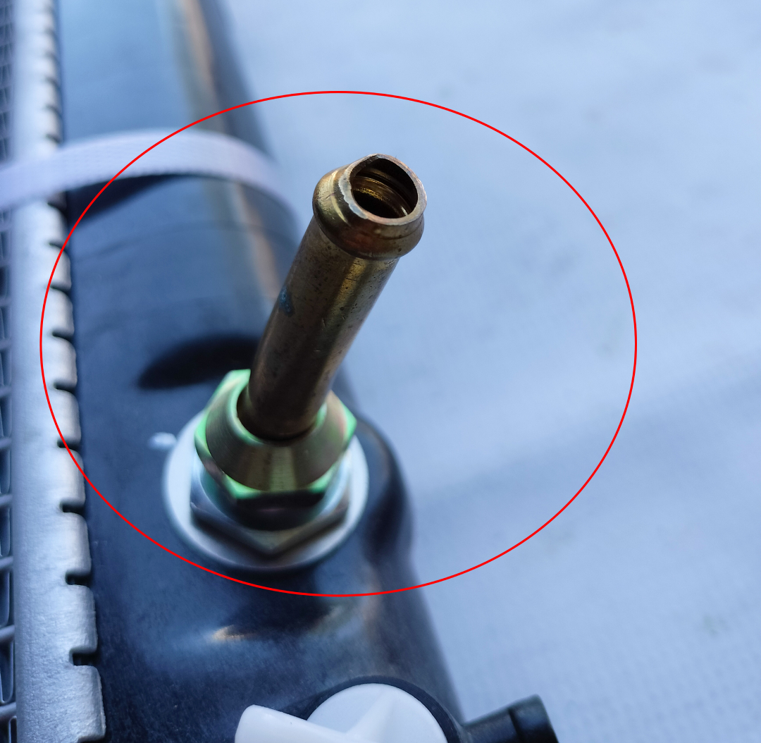 Radiator racire Mitsubishi Pajero (V20/V40), 06.1994-05.1997, Motorizare 2, 8 Td 92kw Diesel, tip climatizare Cu/fara AC, cutie automata, diametru intrare/iesire 35/35mm, dimensiune 598x500x42mm; CU MIC DEFECT/VEZI POZA