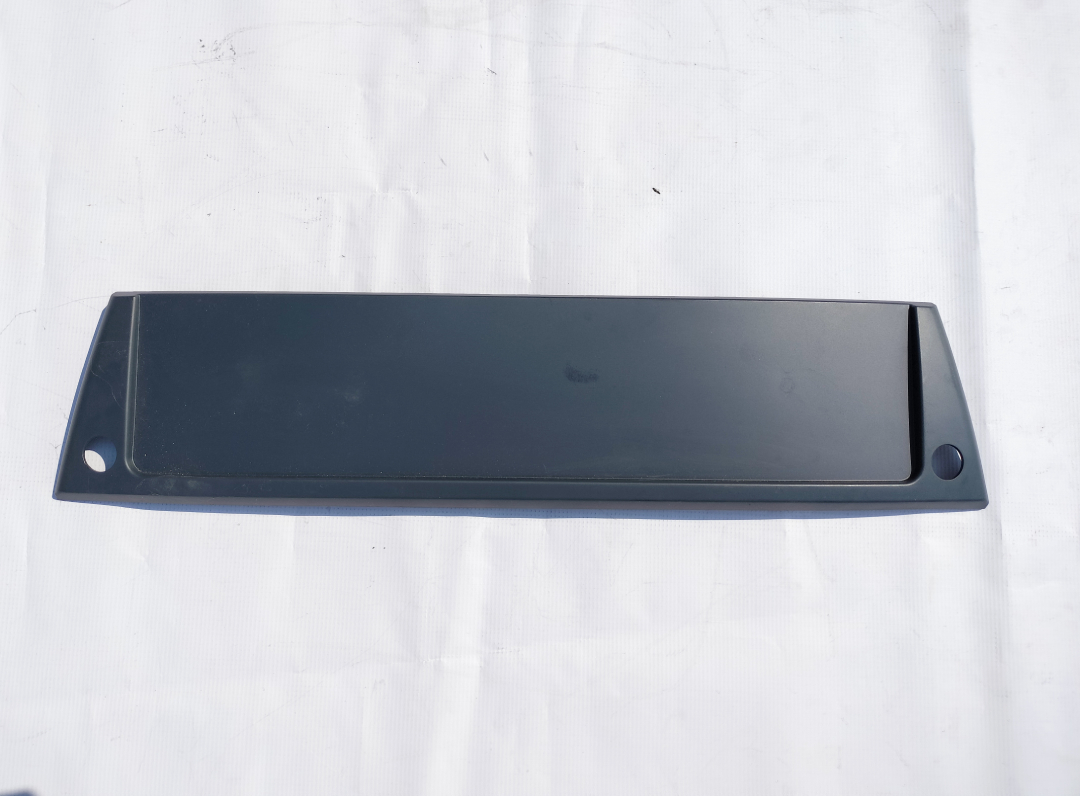 Suport numar bara fata Audi A6 4F C6 2004-2008, cu gauri pentru senzorii de parcare 8F0807285E; CLEMA RUPTA