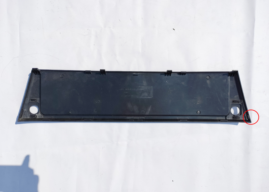 Suport numar bara fata Audi A6 4F C6 2004-2008, cu gauri pentru senzorii de parcare 8F0807285E; CLEMA RUPTA