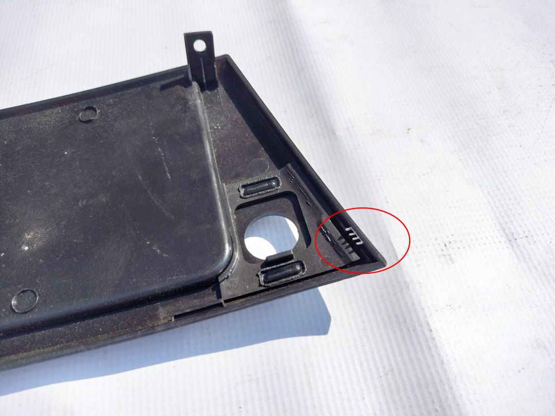 Suport numar bara fata Audi A6 4F C6 2004-2008, cu gauri pentru senzorii de parcare 8F0807285E; CLEMA RUPTA