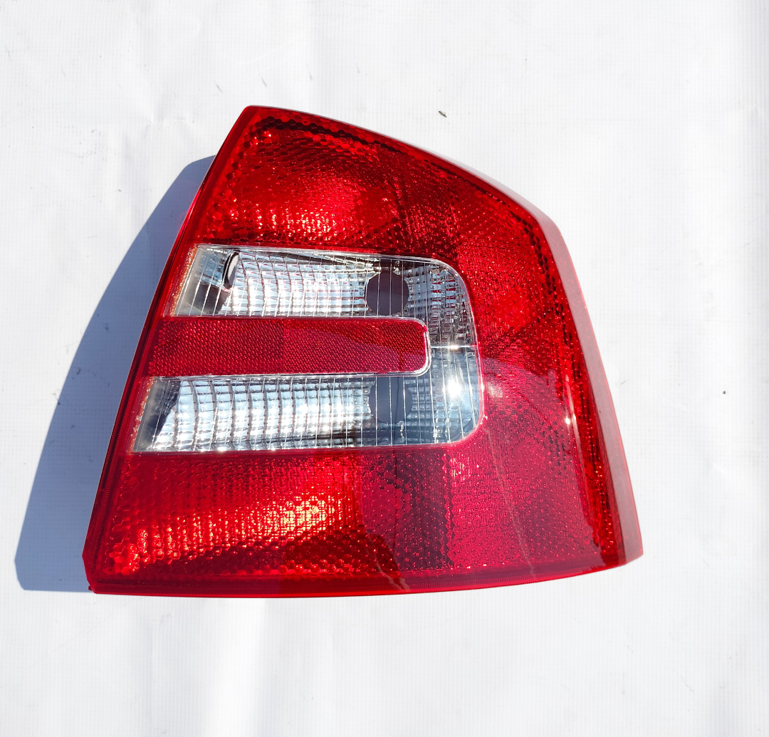 Stop spate lampa Skoda Octavia 2 (1Z3) 06.2004-12.2008 Model Liftback/Hatchback DEPO, partea Dreapta, fara suport becuri, COLT RUPT