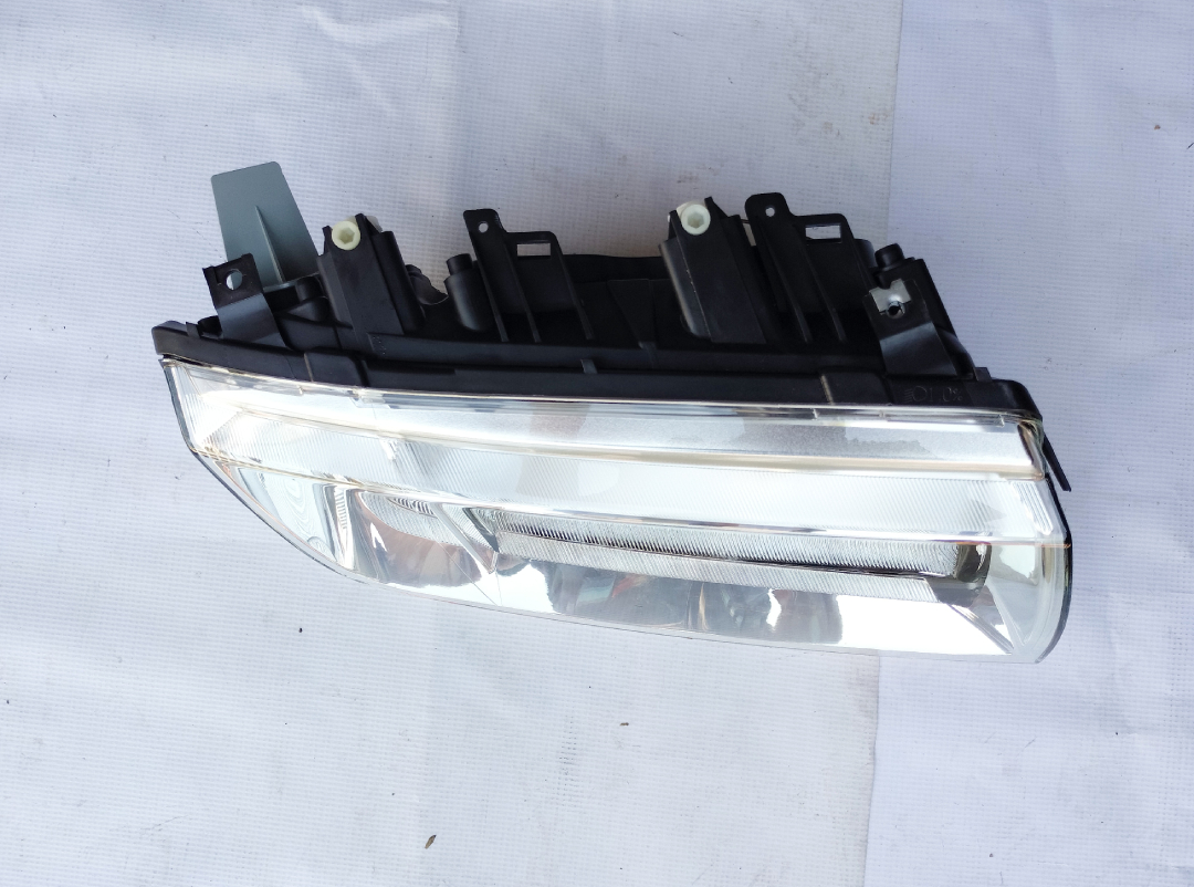 Far Skoda Fabia (6Y), 04.2000-03.2007, partea dreapta, tip bec H3+H7; electric; insertie crom; cu motoras, producator Hella 1EB246018102, RESIGILAT