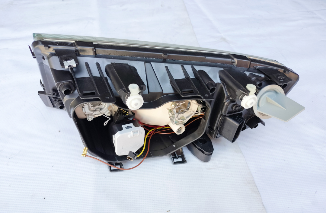 Far Skoda Fabia (6Y), 04.2000-03.2007, partea dreapta, tip bec H3+H7; electric; insertie crom; cu motoras, producator Hella 1EB246018102, RESIGILAT