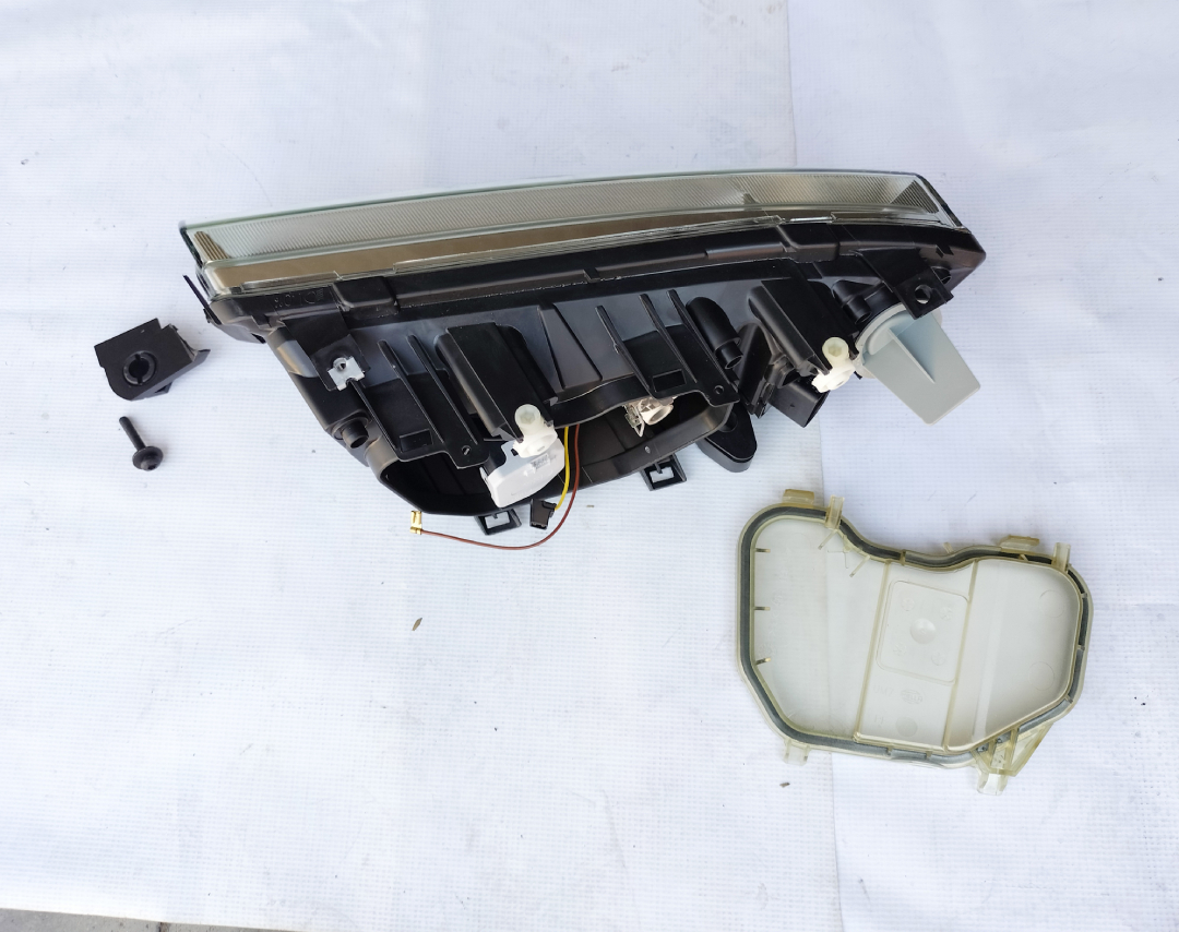 Far Skoda Fabia (6Y), 04.2000-03.2007, partea dreapta, tip bec H3+H7; electric; insertie crom; cu motoras, producator Hella 1EB246018102, RESIGILAT