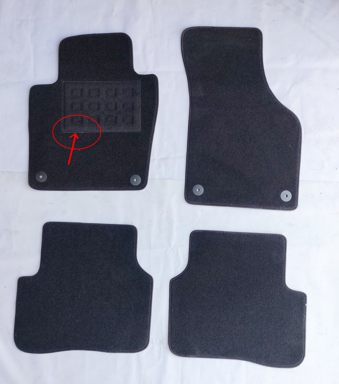 Covorase mocheta VW Passat B6 Sedan/SW/Combi 2005-11/2010 , Passat B7 SW/Combi/Sedan 12/2010-2014 si CC 06/2008-02/2012 Negru cu fixare ROTUNDA, set de 4 bucati, RESIGILAT