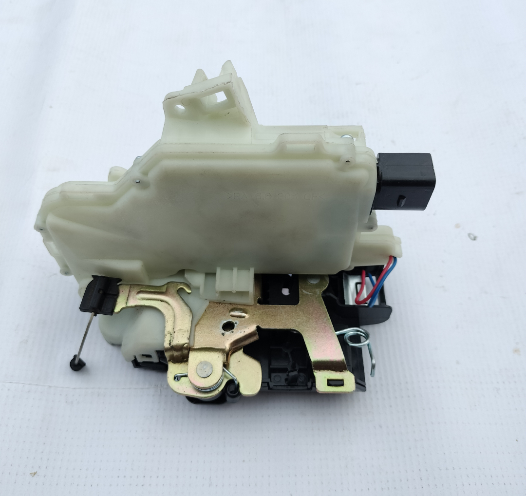 Broasca usa, incuietoare Volkswagen Passat (B5), 11.2000-01.2005, Jetta/Golf Combi (1k5/1km), 09.2005-09.2010, usa spate, partea Dreapta; 3B4839016AM, PREZINTA URME DE MONTAJ (VEZI POZE)