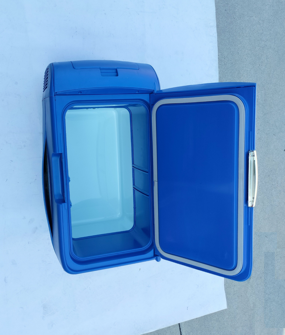Lada Frigorifica Electrica Portabila 15L � Functie Cald/Rece; CABLU LIPSA, PLASTIC DESPRINS LA MARGINE