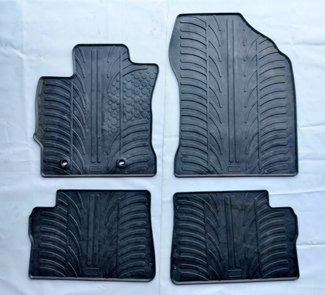 Set covorase auto din cauciuc Toyota Auris 2012- Auris Touring Sport 2013-, Auris Hybrid 2013-, Gledring, 4 buc. -DEFECT-TAIETURA