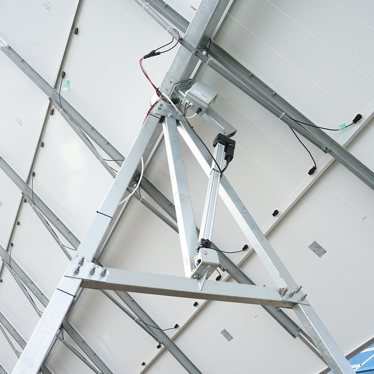 Sistem complet montare, structura tracker solar automat 9 KW, est-vest 16 panouri de 570W Breckner Germany