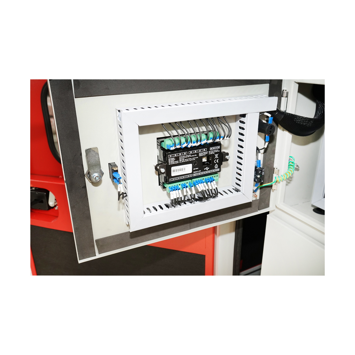 Generator electric trifazic insonorizat 55 KVA / 46 KW, 400/230V, 50 Hz, motor diesel Ricardo N4100DS 56 KW, 1500 rpm, rezervor 75 L, 2280x950x1280 mm, 72 dB, 1100 Kg