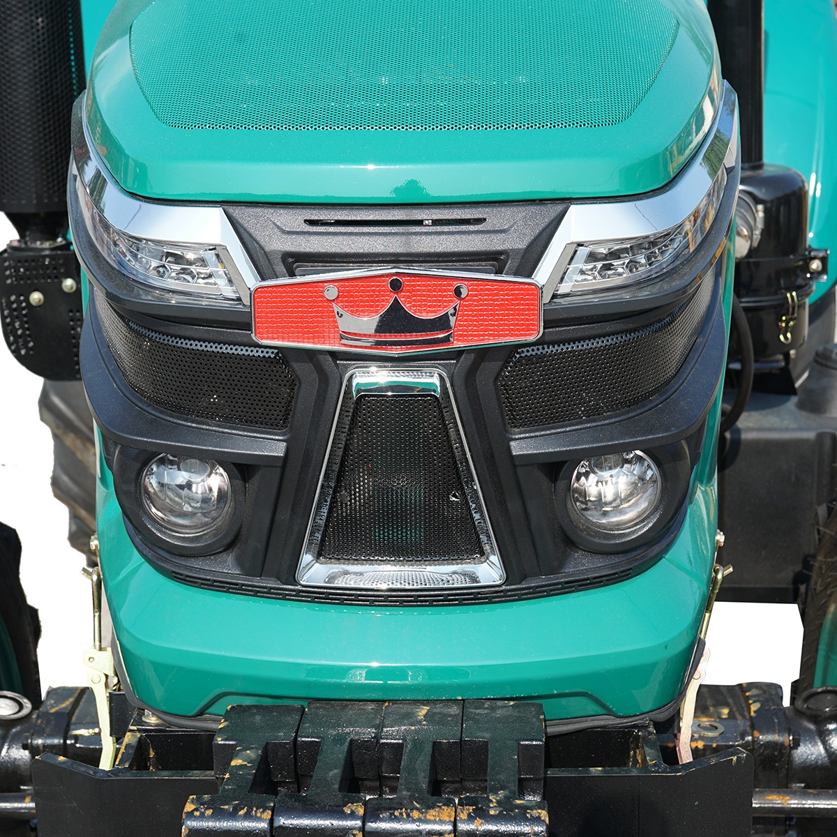 Tractor 80CP cu semicabina, motor YTO cu turbo, roti 8.3-20/12.4-28 KONIG 804