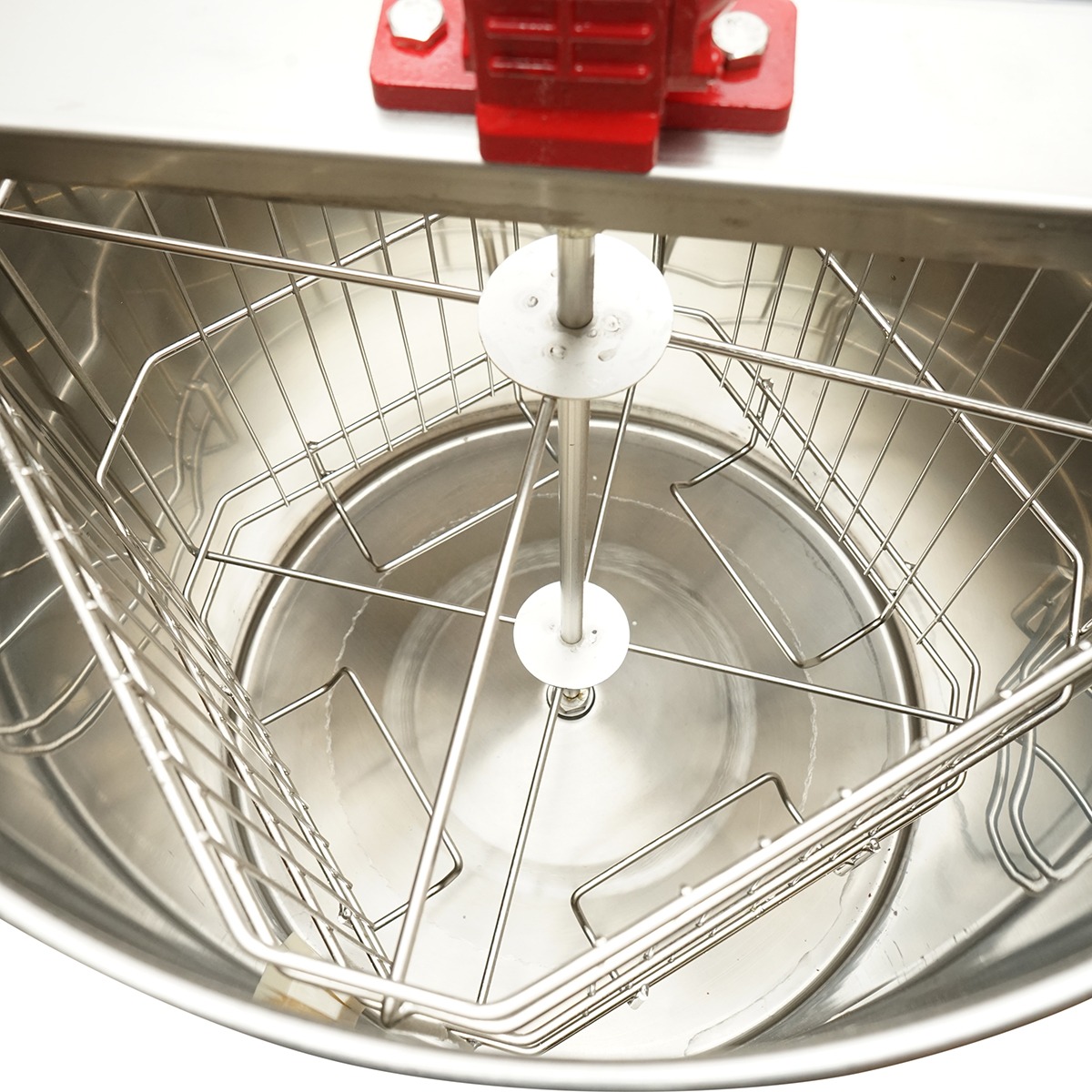 Centrifuga manuala apicola extractor miere din Inox 4 rame, inaltime 600 mm, diametru 470 mm, cos 440 x 260 mm, pentru rame 3/4 si 1/2, capacitate 300 ori/h, greutate 14.4 kg