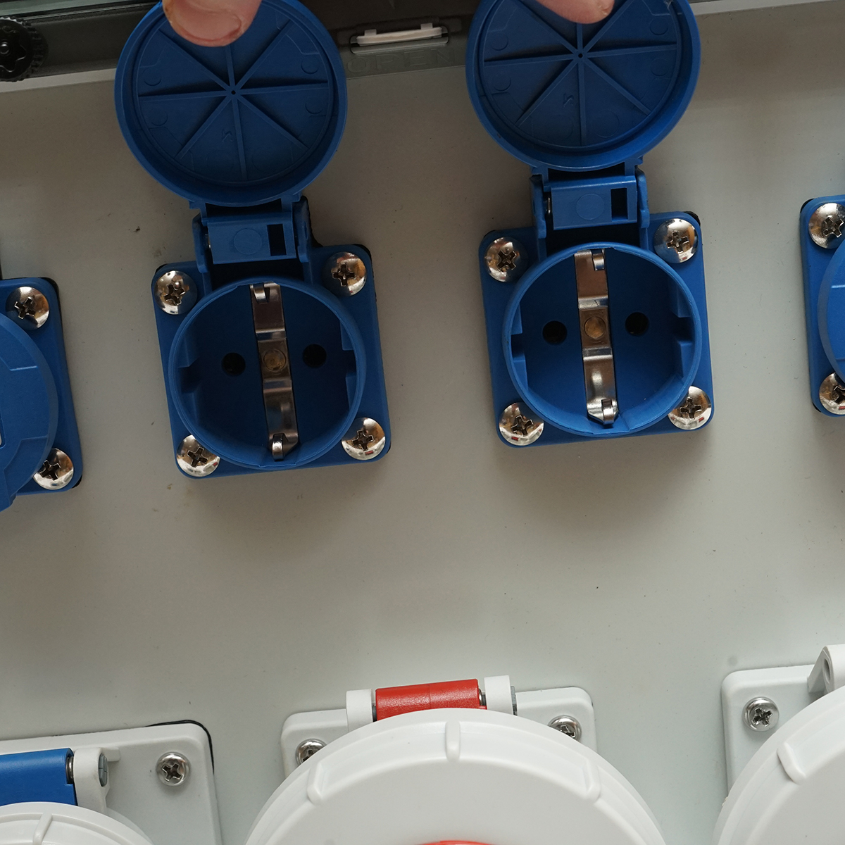 Tablou grup prize organizare santier 4x230V/16A, 2x400V/32A, 1x250V/16A, 12 module 400x300x186mm IP67 SUNTREE