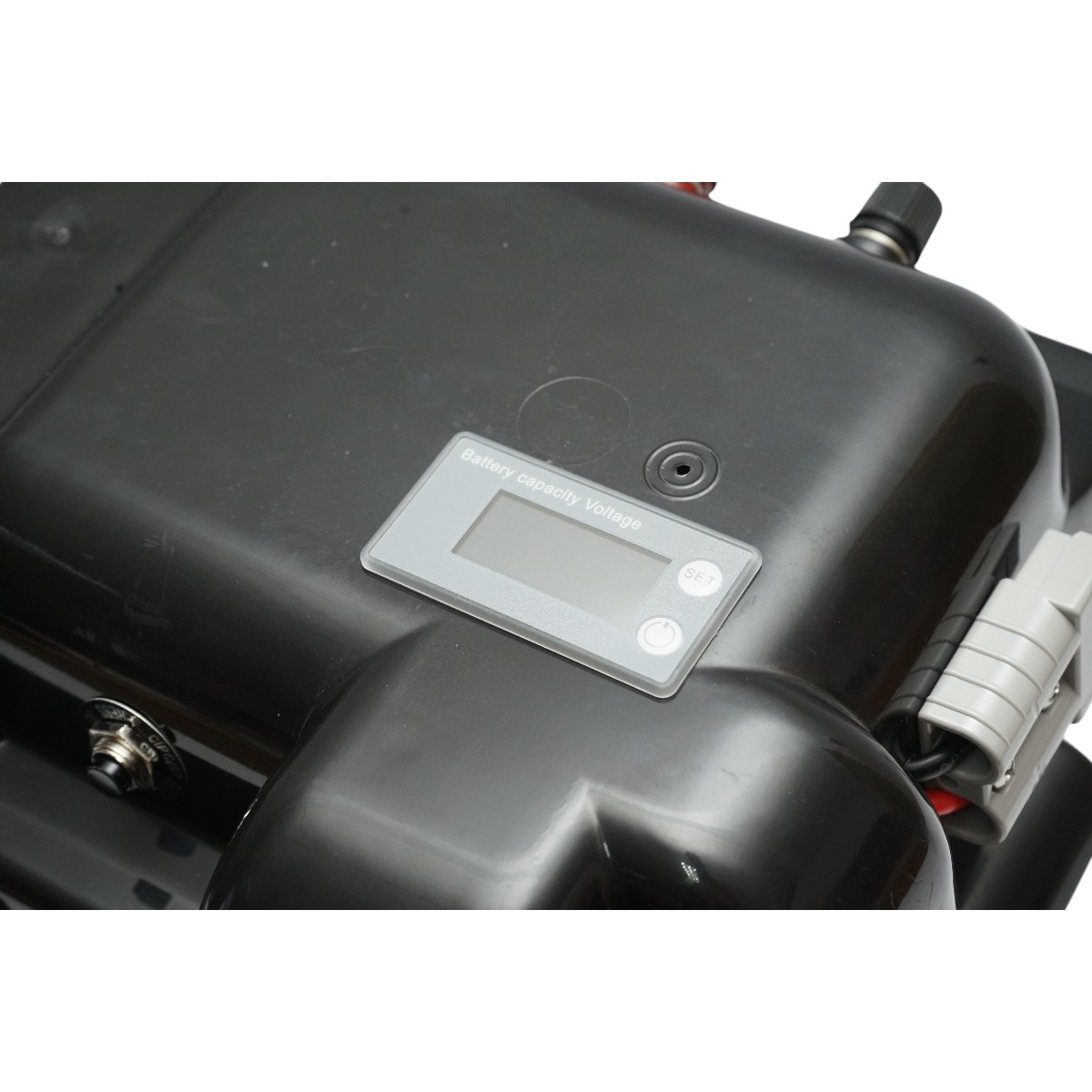 Cutie baterie auto 12V cu voltmetru DC 6-30V, intrerupator alimentare 100A, priza bricheta, afisaj LCD, 2xUSB 350x180x200mm