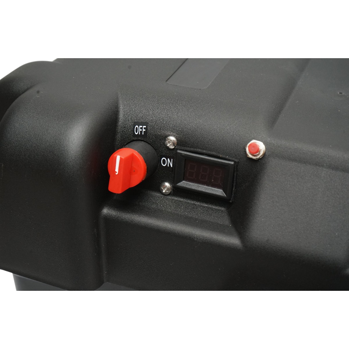 Cutie baterie auto cu voltmetru 12V, intrerupator alimentare 100A, siguranta 30A, priza bricheta, afisaj LCD, 2xUSB 360x180x235mm