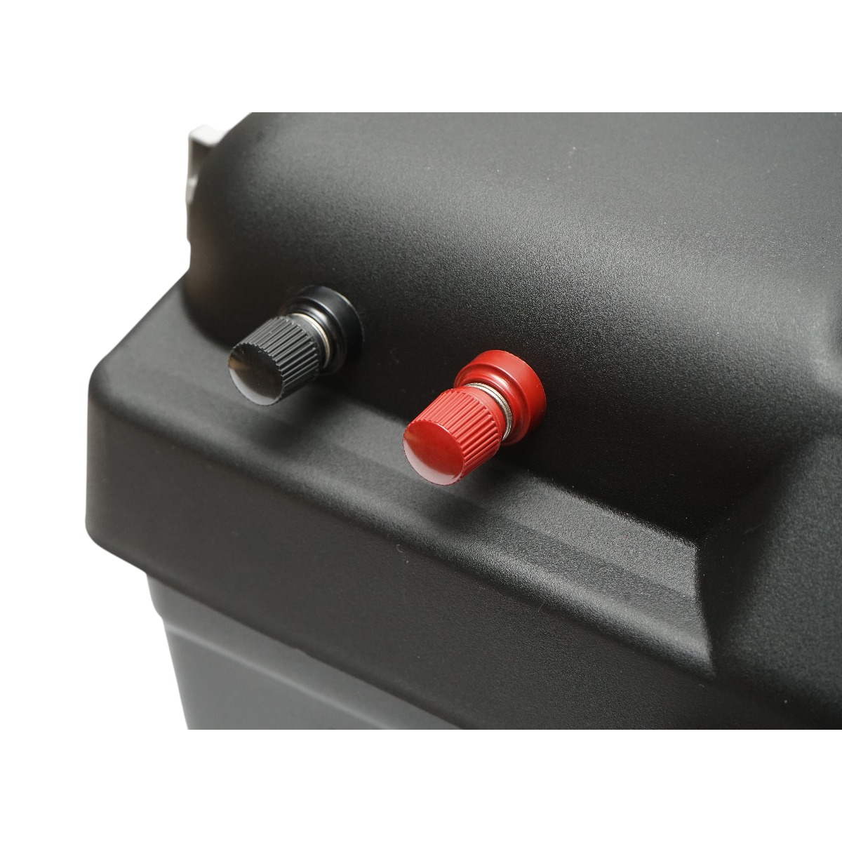 Cutie baterie auto cu voltmetru 12V, intrerupator alimentare 100A, siguranta 30A, priza bricheta, afisaj LCD, 2xUSB 360x180x235mm