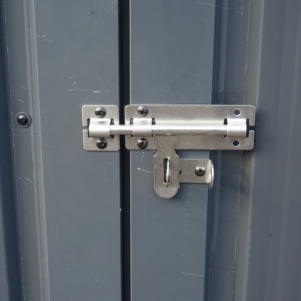 Magazie metalica pubele gunoi 86x147x134 cm, otel galvanizat, 2 usi, grosime profile 0.6 mm, grosime panouri 0.25 mm, baza 76x141 cm, inaltime spate 122 cm