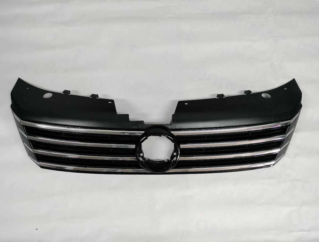 Grila radiator VW Passat (B7 (36)), 08.2010-07.2015 model BlueMotion, crom-negru, 3AA853651OQE, RUPTA LA COLT, SE POATE LIPII