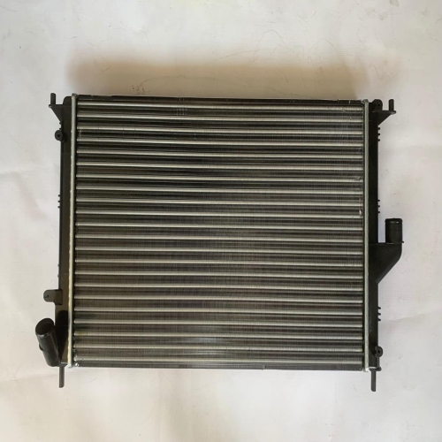 Radiator racire Dacia Logan 04.2008-2012 (1.5dci 48/50/62kw Fara Ac) ; Dacia Sandero 06.2008-2012 (1.5 Dci 63kw Fara Ac/ 1.2 55kw Cu Ac / 1.6 64kw Cu Ac); Duster 2010-2017 motor 1,6 16v, 1,5 dci , 586x415x23mm- FAGURE DETERIORAT