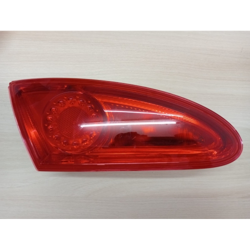 Lampa stop Seat Leon (1m1), Leon (1p1) Hella 9EL982001091, parte montare : Stanga, Partea interioara PREZINTA LOVITURI