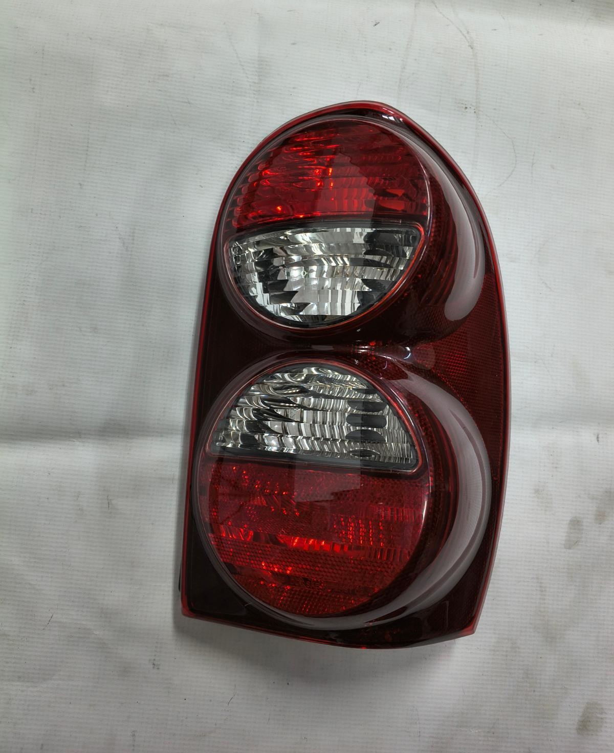 Stop spate lampa Jeep Liberty (Kj), 2005-01.2008 tip USA, partea dreapta, fara suport becuri, indicator alb, doar cu 3 gauri pt mufe, TYC 115885A11A -URME DE UZURA