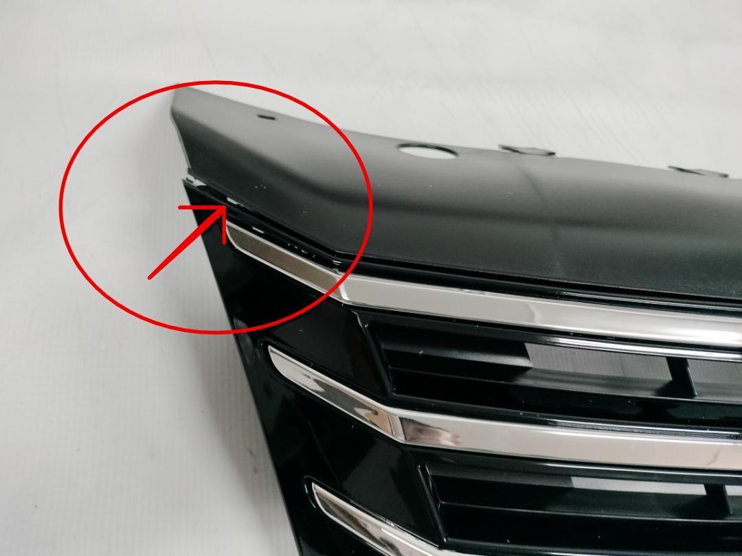 Grila radiator VW Passat (B7 (36)), 08.2010-07.2015 model BlueMotion, crom-negru, 3AA853651OQE, RUPTA LA COLT, SE POATE LIPII
