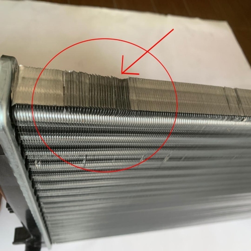 Radiator racire Dacia Logan 04.2008-2012 (1.5dci 48/50/62kw Fara Ac) ; Dacia Sandero 06.2008-2012 (1.5 Dci 63kw Fara Ac/ 1.2 55kw Cu Ac / 1.6 64kw Cu Ac); Duster 2010-2017 motor 1,6 16v, 1,5 dci , 586x415x23mm- FAGURE DETERIORAT