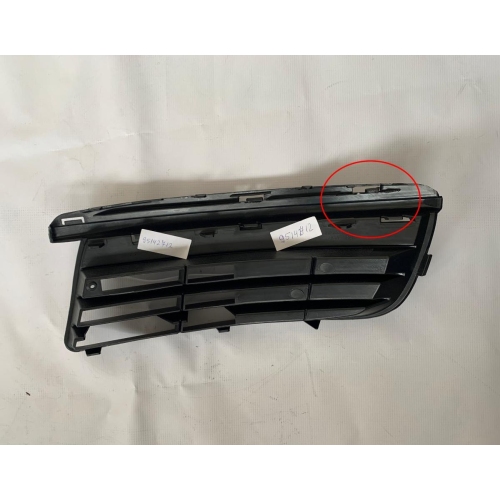 Grila bara fata VW Jetta / Golf Combi (1K5/1Km), 09.2005-09.2010, Dreapta, 1K0853666J, 95142712 fara locas pentru proiectoare, fara crom ; CLEMA RUPTA