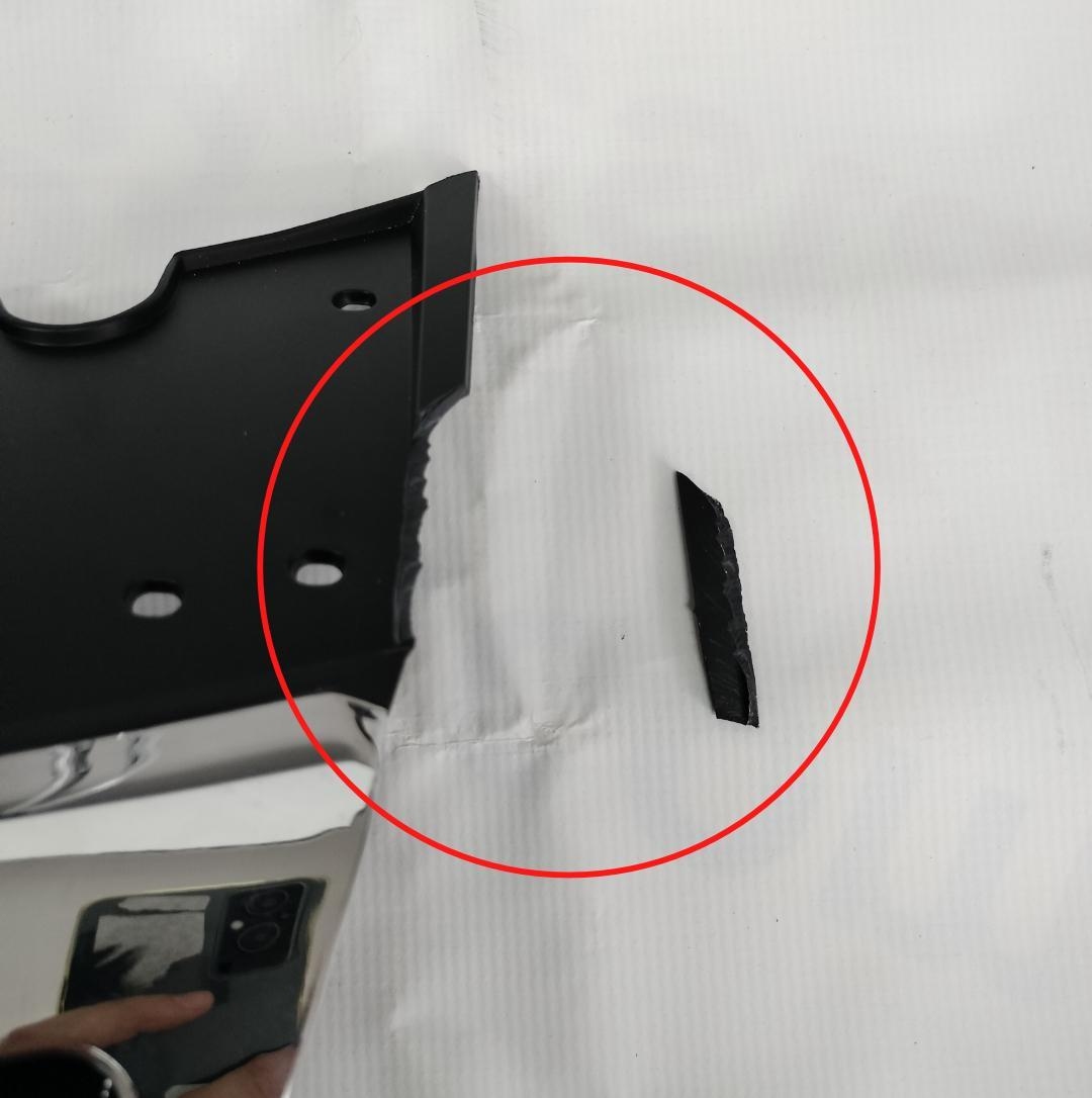 Grila radiator Vw Passat (B6 (3c)), 01.2005-07.2010, Cu Locas Pentru Emblema Model Mare, Negru, 3C0853651PWF; 8C0853651PWF -PLASTIC RUPT LA MARGINE