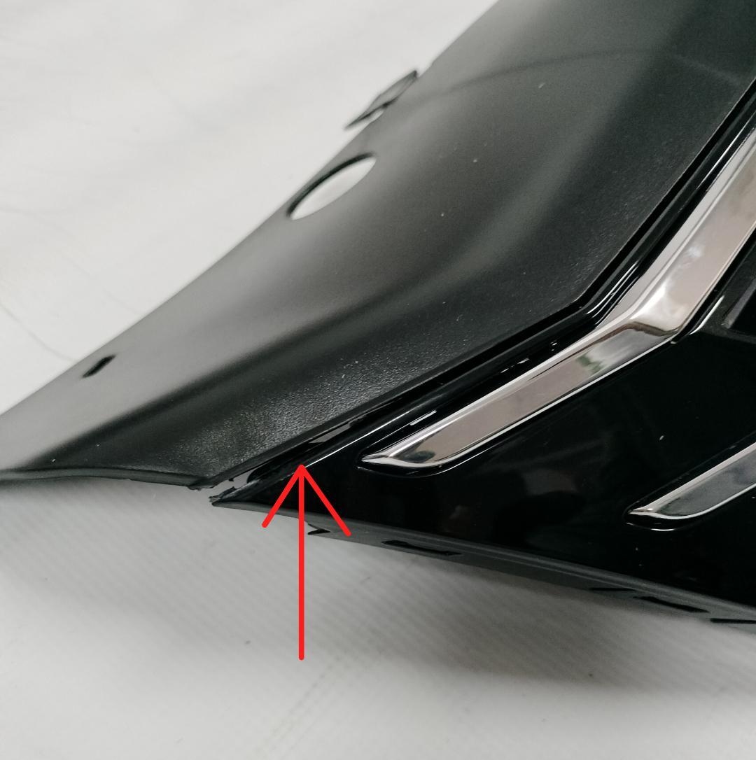 Grila radiator VW Passat (B7 (36)), 08.2010-07.2015 model BlueMotion, crom-negru, 3AA853651OQE, RUPTA LA COLT, SE POATE LIPII