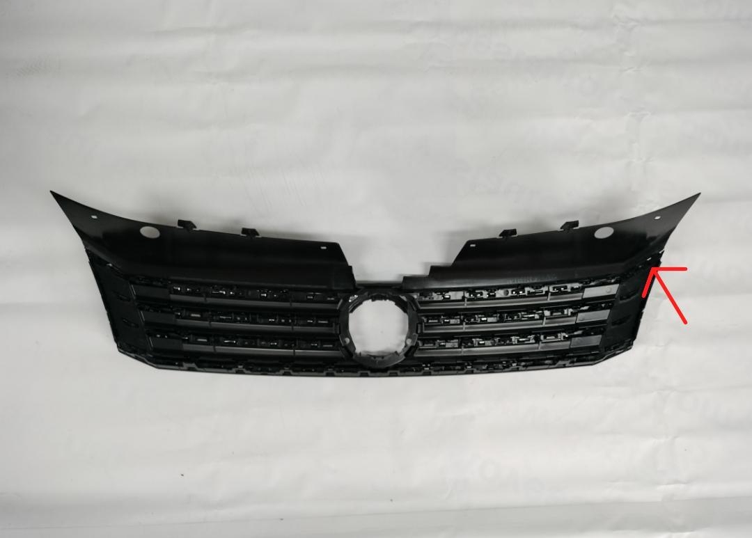 Grila radiator VW Passat (B7 (36)), 08.2010-07.2015 model BlueMotion, crom-negru, 3AA853651OQE, RUPTA LA COLT, SE POATE LIPII